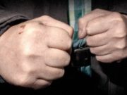 Нетрезвый именинник сел за руль, а потом напал на остановившего его полицейского Нетрезвый именинник сел за руль, а потом напал на остановившего его полицейского
