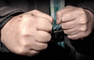 Нетрезвый именинник сел за руль, а потом напал на остановившего его полицейского Нетрезвый именинник сел за руль, а потом напал на остановившего его полицейского