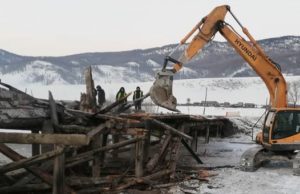 Дорожники восстанавливают два аварийных моста Дорожники восстанавливают два аварийных моста