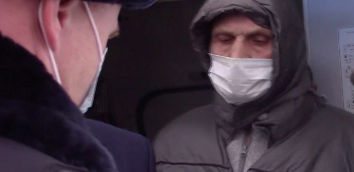 Задержанный за курение в самолете мужчина оказался преступником, находящимся в федеральном розыске