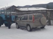 Сельчанин на угнанном тракторе поехал за водкой и протаранил припаркованный автомобиль Сельчанин на угнанном тракторе поехал за водкой и протаранил припаркованный автомобиль