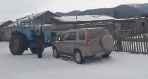 Сельчанин на угнанном тракторе поехал за водкой и протаранил припаркованный автомобиль Сельчанин на угнанном тракторе поехал за водкой и протаранил припаркованный автомобиль