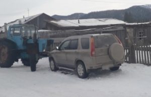 Сельчанин на угнанном тракторе поехал за водкой и протаранил припаркованный автомобиль Сельчанин на угнанном тракторе поехал за водкой и протаранил припаркованный автомобиль