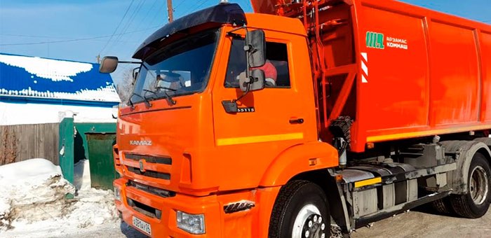 В Горно-Алтайске приступили к работе пять новых мусоровозов