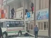Водителя автобуса, который помог эвакуировать людей из горящего здания, наградят Водителя автобуса, который помог эвакуировать людей из горящего здания, наградят