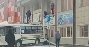 Водителя автобуса, который помог эвакуировать людей из горящего здания, наградят Водителя автобуса, который помог эвакуировать людей из горящего здания, наградят