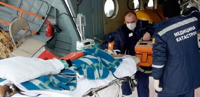 Пациента с тяжелой черепно-мозговой травмой эвакуировали из Усть-Коксы вертолетом санавиации