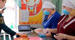 Систему безналичной оплаты «Ладошки» тестируют в майминской школе №3