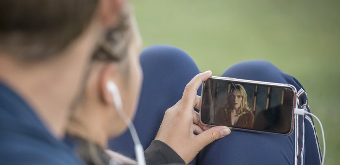 «Фантастическая четверка» и «Содержанки»: жители Алтая смотрят кино на смартфонах по 15 часов в месяц
