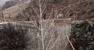 Житель Элекмонара незаконно построил дамбу на реке Бийка Житель Элекмонара незаконно построил дамбу на реке Бийка