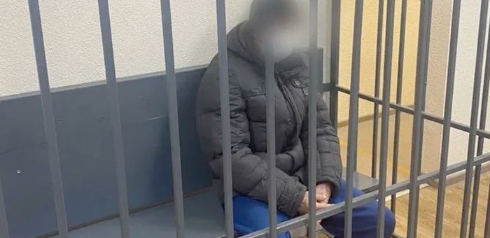 Нетрезвый мужчина избил на остановке женщину, которая сделала ему замечание