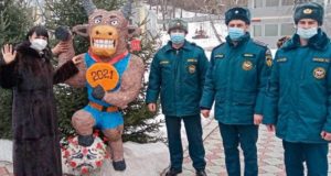 «Бык, побеждающий коронавирус»: подарок пожарных детям