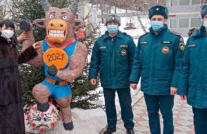 «Бык, побеждающий коронавирус»: подарок пожарных детям «Бык, побеждающий коронавирус»: подарок пожарных детям
