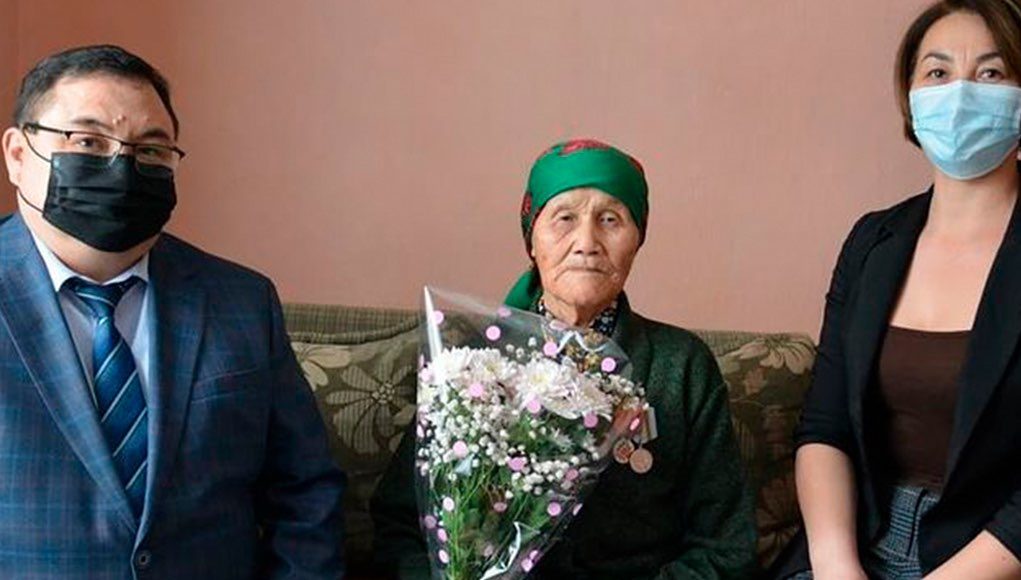 Жительница Онгудайского района Роза Кармышева отметила 90-летний юбилей Жительница Онгудайского района Роза Кармышева отметила 90-летний юбилей