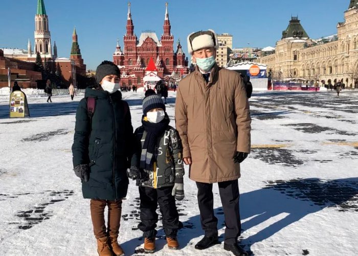Помощник Деда Мороза помог ребенку исполнить мечту и побывать в Москве