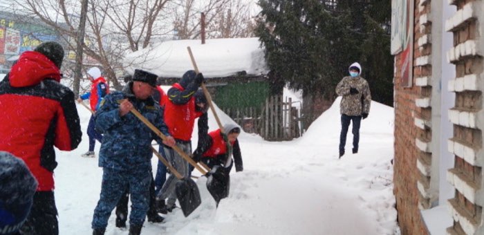 Приставы и волонтеры откликнулись на просьбу инвалидов