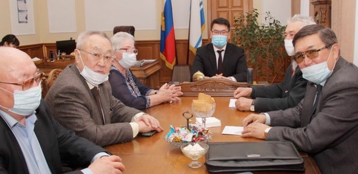 Председатель Госсобрания обсудил с ветеранами госслужбы ситуацию в республике