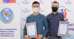 В Горно-Алтайске наградили мужчин, спасших шесть человек во время пожара в ТЦ «Ткацкий»