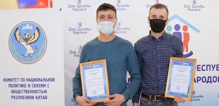 В Горно-Алтайске наградили мужчин, спасших шесть человек во время пожара в ТЦ «Ткацкий»