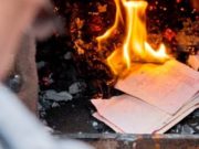 Житель Бирюли, разозлившись на супругу, сжег в печи все ее документы Житель Бирюли, разозлившись на супругу, сжег в печи все ее документы
