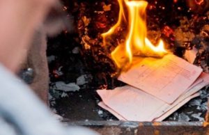 Житель Бирюли, разозлившись на супругу, сжег в печи все ее документы Житель Бирюли, разозлившись на супругу, сжег в печи все ее документы
