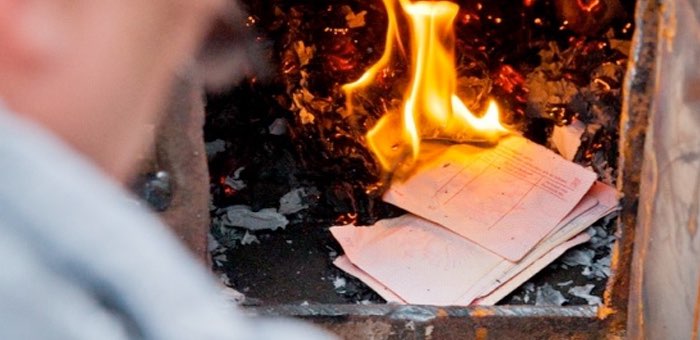 Житель Бирюли, разозлившись на супругу, сжег в печи все ее документы