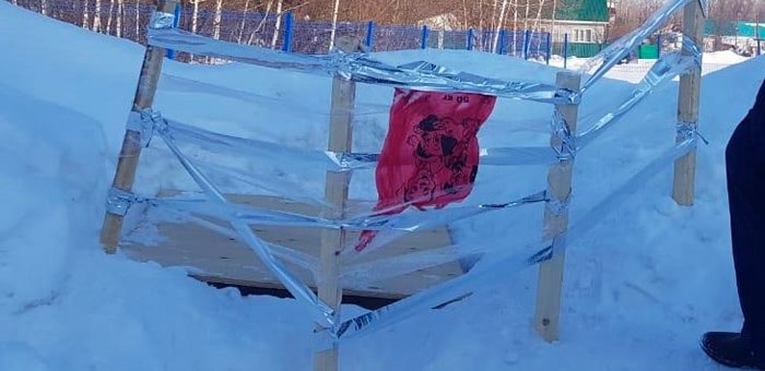 6-летняя девочка упала в открытый люк на территории комплекса «Атлант» в Майме