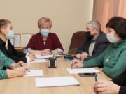 Общественность обсудила в парламенте меры поддержки школьников из многодетных семей