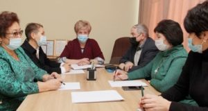 Общественность обсудила в парламенте меры поддержки школьников из многодетных семей