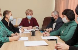 Общественность обсудила в парламенте меры поддержки школьников из многодетных семей