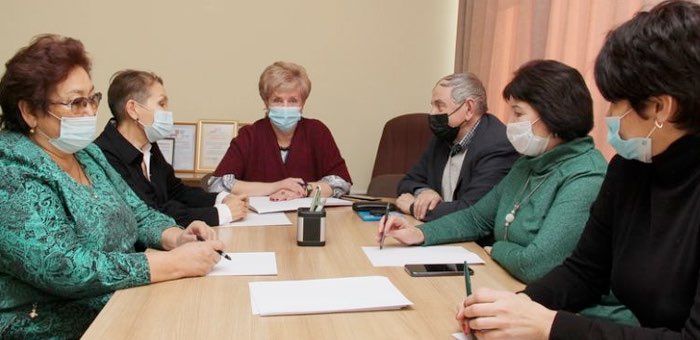 Общественность обсудила в парламенте меры поддержки школьников из многодетных семей