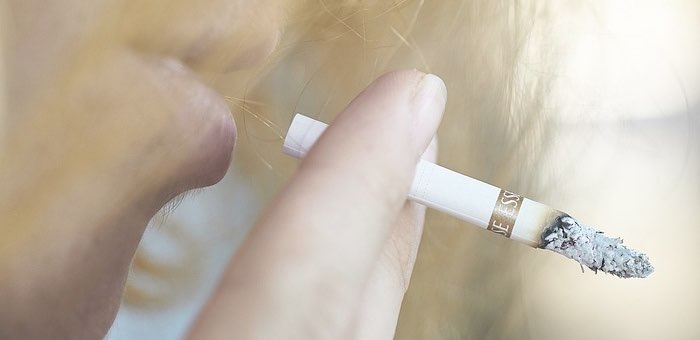Туристка, летевшая в Горно-Алтайск, оштрафована за курение в самолете