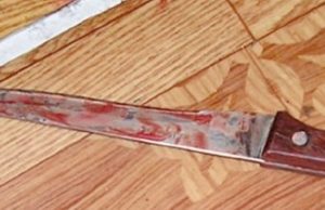 Отмечая праздник, взял нож и трижды ударил гостя в спину: горожанин чуть не убил человека