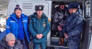 Кош-агачские пожарные спасли травмированного туриста из Москвы Кош-агачские пожарные спасли травмированного туриста из Москвы