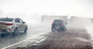 На трассе Бийск – Барнаул поперек дороги перевернулась фура, движение по тракту ограничено На трассе Бийск – Барнаул поперек дороги перевернулась фура, движение по тракту ограничено