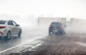 На трассе Бийск – Барнаул поперек дороги перевернулась фура, движение по тракту ограничено На трассе Бийск – Барнаул поперек дороги перевернулась фура, движение по тракту ограничено