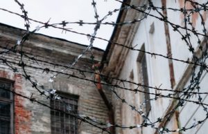 До смерти избил собутыльника и сел в колонию на восемь с половиной лет До смерти избил бомжа и сел в колонию на восемь с половиной лет