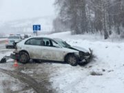 Маленький ребенок попал в больницу после ДТП на Чуйском тракте