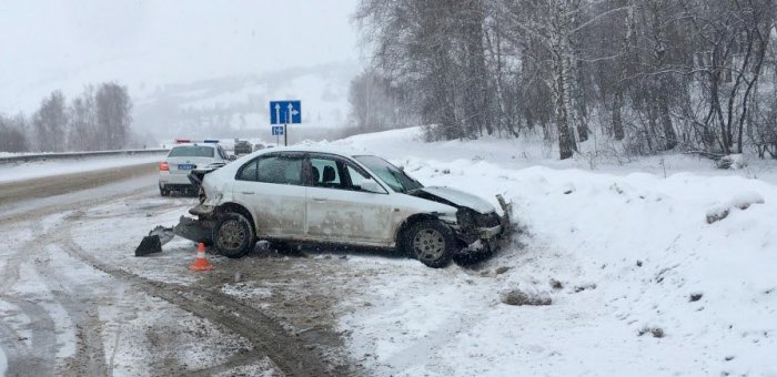 Маленький ребенок попал в больницу после ДТП на Чуйском тракте