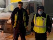 Полицейские помогли водителю, который оказался на ночной дороге без бензина и сотовой связи