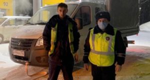 Полицейские помогли водителю, который оказался на ночной дороге без бензина и сотовой связи