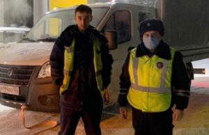 Полицейские помогли водителю, который оказался на ночной дороге без бензина и сотовой связи Полицейские помогли водителю, который оказался на ночной дороге без бензина и сотовой связи
