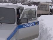 Полицейские вытащили грузовик из снежного плена