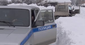 Полицейские вытащили грузовик из снежного плена