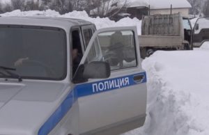Полицейские вытащили грузовик из снежного плена Полицейские вытащили грузовик из снежного плена
