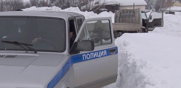 Полицейские вытащили грузовик из снежного плена