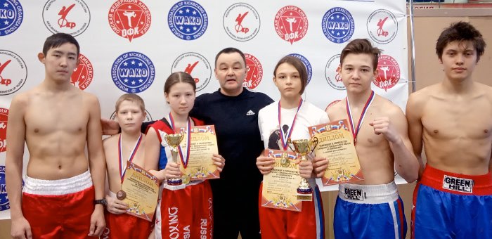 Спортсмены из «Атаки» стали призерами и победителями чемпионата Сибири по кикбоксингу