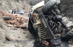 На дороге Акташ – Улаган перевернулся грузовик, водитель погиб На дороге Акташ – Улаган перевернулся грузовик, водитель погиб