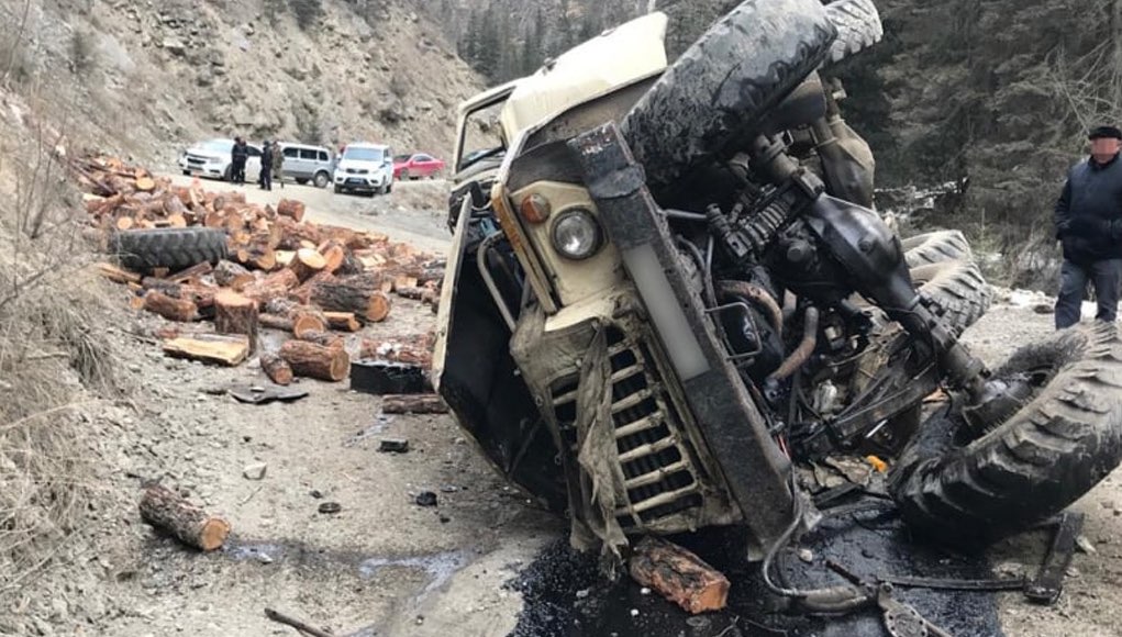 На дороге Акташ – Улаган перевернулся грузовик, водитель погиб