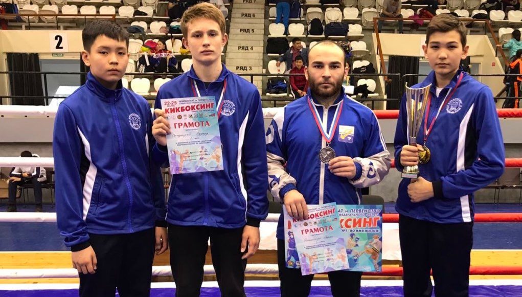 Иван Батов завоевал золото на чемпионате Сибири по кикбоксингу